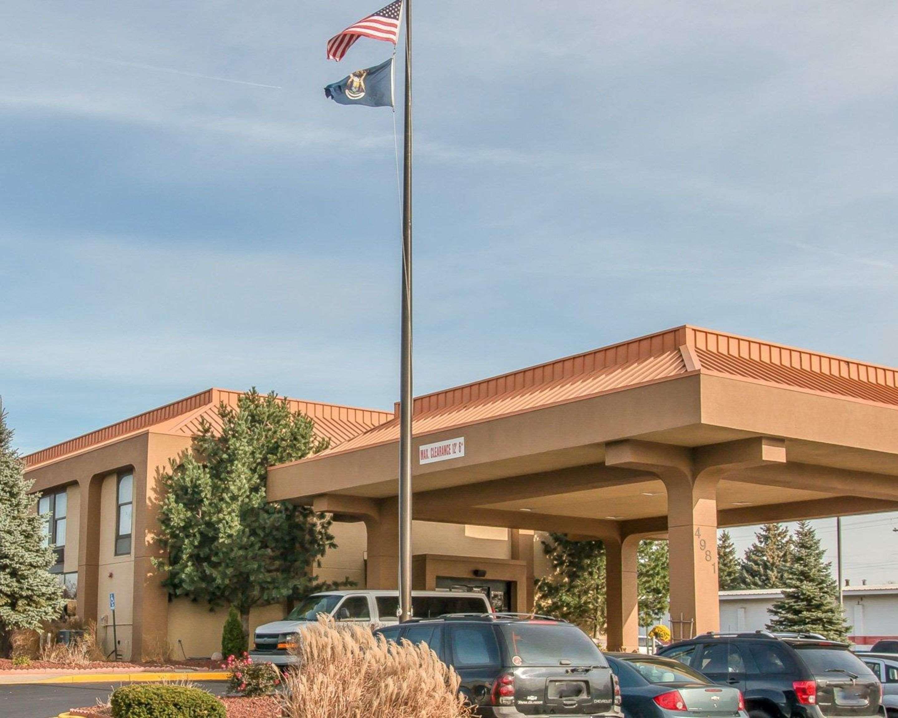 Clarion Inn And Suites Airport Grand Rapids Exterior foto